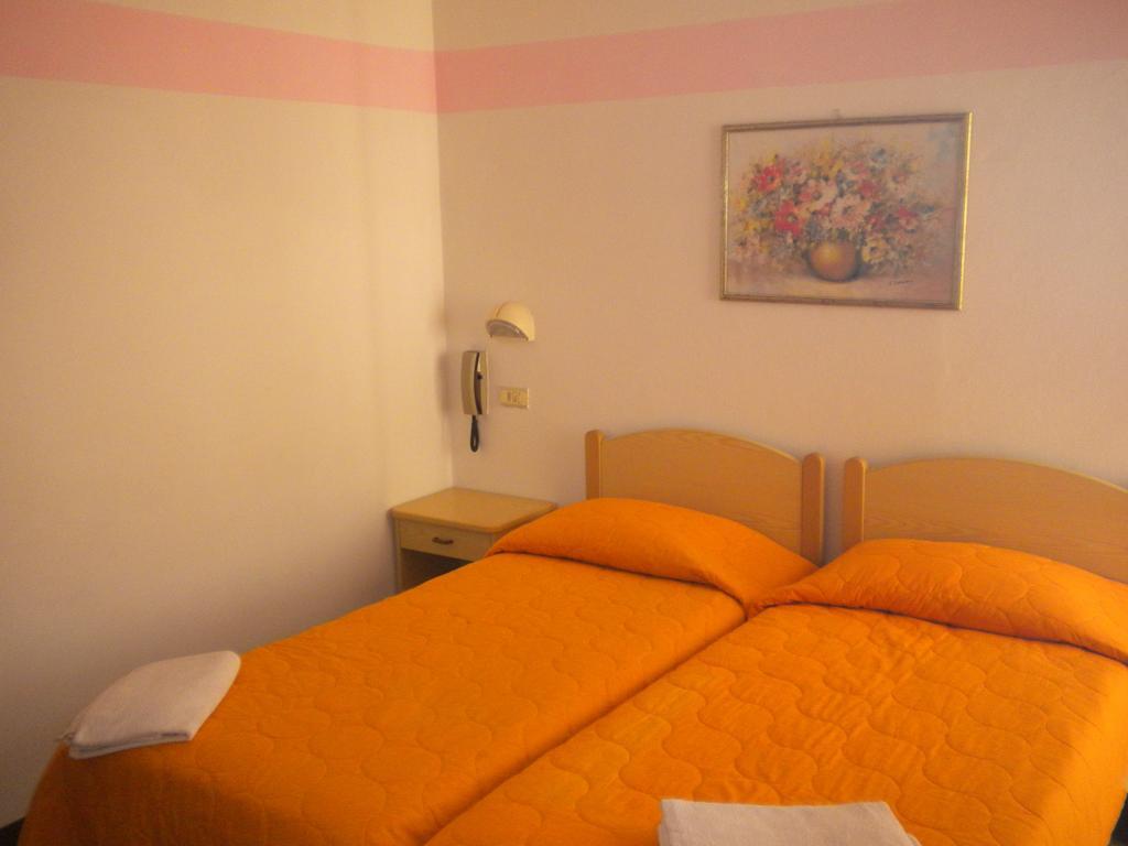 Hotel Nives Rímini Habitación foto